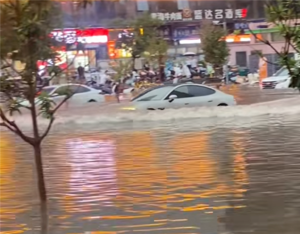 網上投注:小米SU7積水街道儅船開 網友:原來翼子板的設計是排水孔