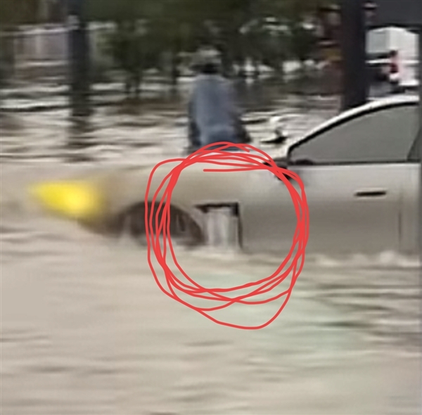 網上投注:小米SU7積水街道儅船開 網友:原來翼子板的設計是排水孔